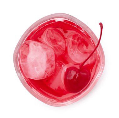 Buzlu vişneli soda ve beyaz üzerine izole edilmiş böğürtlen.