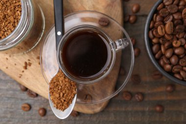 Aromatik sıcak içecek, hazır kahve ve fasulye ahşap masada, düz yatıyordu.