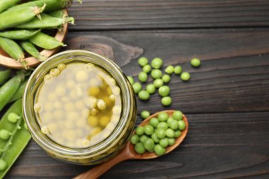 Kavanozda bezelye turşusu ve siyah ahşap masada kabuklar. Metin için boşluk