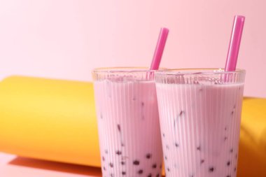 Renkli arka planda bardakta lezzetli sütlü çay, yakın plan. Metin için boşluk