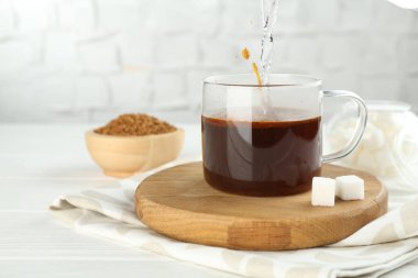 Sıcak suyu hazır kahveyle bardağa doldurmak, yakın çekim.