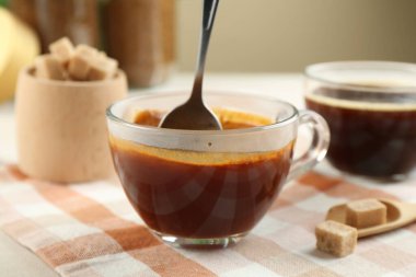 Masada aromatik hazır kahve yapmak, yakın çekim.