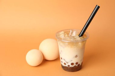 Turuncu arka planda lezzetli buzlu çay. Metin için boşluk