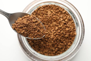 Beyaz arka planda hazır kahveyle hazır kaşık, üst manzara.