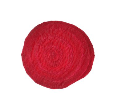 Beyaz üzerine izole edilmiş taze kırmızı pancar dilimi.