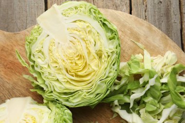 Tahta masada lahana kes, düz uzan.