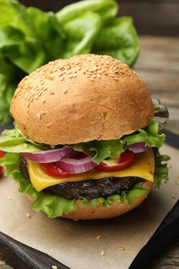 Köfteli ve peynirli lezzetli hamburger, yakın plan.