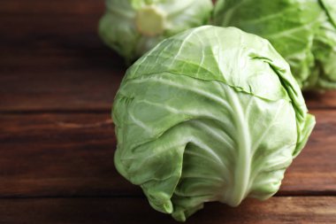 Ahşap masada taze lahanalar, yakın plan. Metin için boşluk