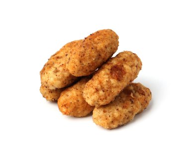 Beyaz üzerine izole edilmiş kızarmış altın kroketler.