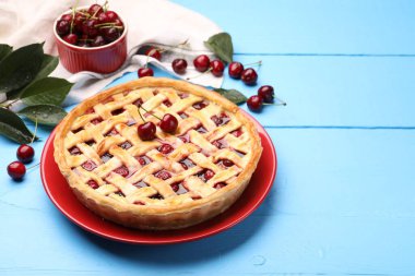 Açık mavi ahşap masada vişneli turta, yakın plan. Metin için boşluk