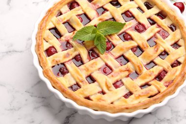 Beyaz mermer masada vişneli turta, yakın plan.