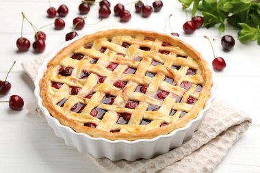 Lezzetli vişneli turta ve böğürtlen beyaz ahşap masada, yakın plan.