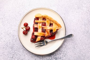 Lezzetli vişneli turta, böğürtlen ve çatal gri desenli masa, üst manzara.