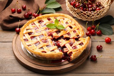 Lezzetli vişneli turta ve böğürtlenler ahşap masada, yakın plan.