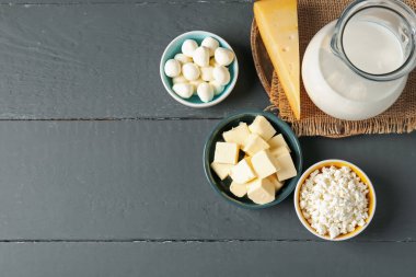 Gri ahşap masada farklı süt ürünleri var. Metin için boşluk