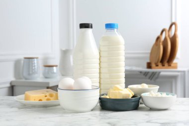 Beyaz mermer masa üzerinde farklı süt ürünleri ve yumurtalar.
