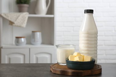 Mutfakta gri desenli masa üzerinde farklı süt ürünleri, metin için yer