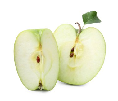 Taze elma ve yaprak parçaları beyaza izole edilmiş.