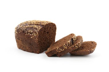 Beyaz üzerine izole edilmiş taze çavdar ekmeği kes