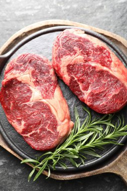 Koyu masada çiğ et ve biberiye parçaları.