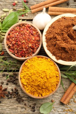 Ahşap masada farklı aromatik baharatlar var.
