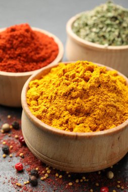 Siyah masada farklı aromatik baharatlar, yakın plan.