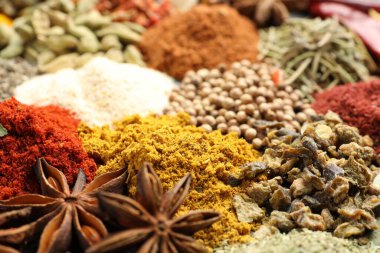 Arkaplan olarak farklı aromatik baharatlar, yakın plan görünüm