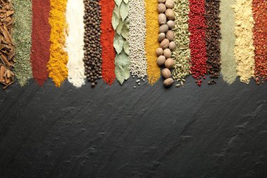 Siyah masada bir sürü farklı baharat var. Metin için boşluk