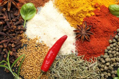 Arkaplan olarak farklı aromatik baharatlar, yakın plan görünüm