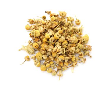 Kuru papatya çiçekleri yığını, beyaza izole edilmiş, manzaranın üstünde