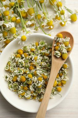 Kuru ve taze papatya çiçekleri açık ahşap masada, düz yatıyordu.