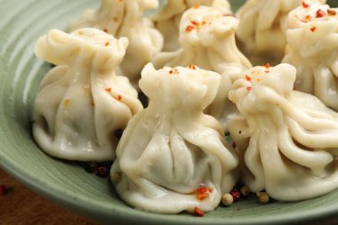 Lezzetli khinkali tabakta baharatlar, yakın plan.