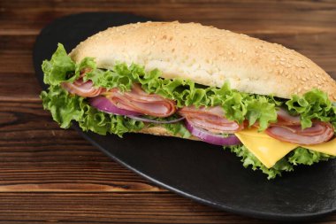 Jambonlu, peynirli ve sebzeli baget sandviç, yakın plan.