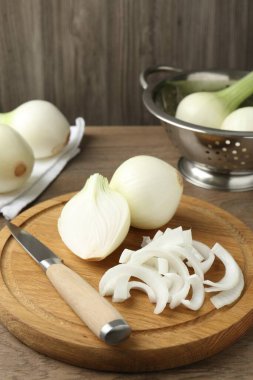 Ahşap masada taze soğan var, yakın plan.