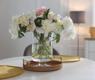 Yemek odasında bir vazo çiçekli güzel bir masa.