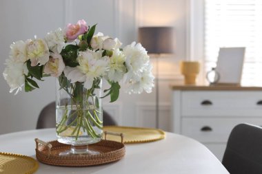 Yemek odasında vazo çiçekli güzel masa ayarları, metin için boşluk.