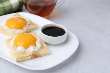 Lezzetli kaya tostlarıyla geleneksel Asya kahvaltısı ve açık gri masada yarı haşlanmış yumurta, yakın plan. Metin için boşluk