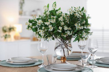 İçerideki yemek masasında bir buket güzel yasemin çiçeği