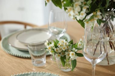 Güzel yasemin çiçekleri yemek masasında, kapalı alanda, yakın planda.