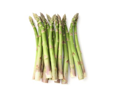 Taze çiğ kuşkonmaz mızrakları beyaza izole edilmiş.