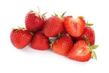 Birçok taze olgun çilek beyaz üzerine izole edilmiş.