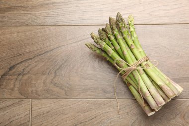 Tahta masada taze çiğ kuşkonmaz mızrakları, üst manzara. Metin için boşluk