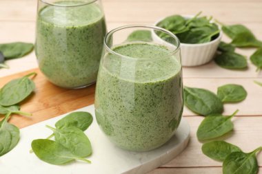 Lezzetli smoothie ve ıspanak yaprakları beyaz ahşap, yakın plan