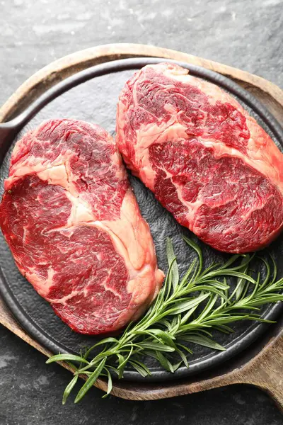 Koyu masada çiğ et ve biberiye parçaları.