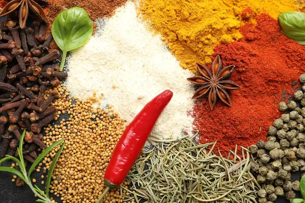 Arkaplan olarak farklı aromatik baharatlar, yakın plan görünüm