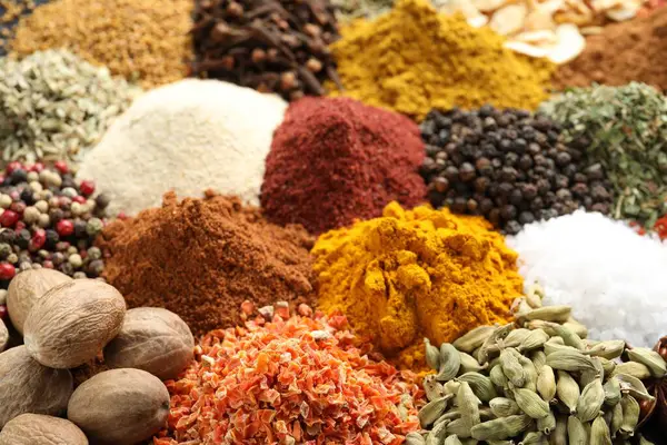 Arkaplan olarak birçok farklı baharat, yakın görünüm