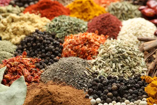 Arkaplan olarak birçok farklı baharat, yakın görünüm