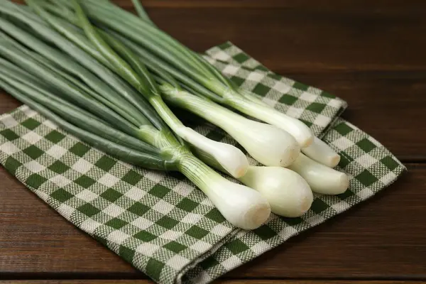 Taze taze soğan ve havlu ahşap masada, yakın plan.