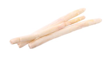 Üç çiğ kuşkonmaz mızrağı beyaza izole edilmiş.