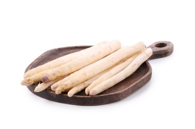 Birçok çiğ kuşkonmaz mızrağı beyaza izole edilmiş.